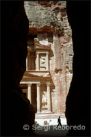 Not allowed access to the site to motorized vehicles. If you do not want to walk, rent a horse or a horse-drawn carriage to tour the Siq, 1 kilometer in length. For the elderly or disabled, the Visitor Center, located near the entrance to the Siq, grants special permission (for an additional price) for transfer to the inside Petra to visit the main attractions. Once inside the enclosure, you can rent a donkey or, if you are looking for a little adventure, a camel. The two options include the accompaniment of a caregiver and the trails of the site.