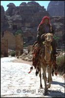  The best time to visit Petra, especially if you plan to take pictures, is from early morning to mid-morning or late afternoon, when the inclination of the sun highlights the natural colors of the rocks.