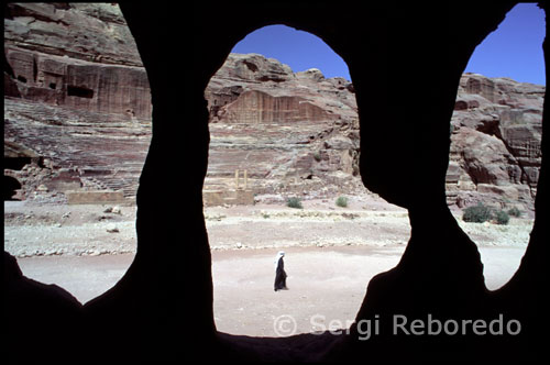 Petra, el desert de Wadi Rum, Jerash, els esculls coral · lins del mar Roig o la tranquil · litat sedant del mar Mort i unes comunicacions més que acceptables, havia de ser justificació suficient perquè aquest país estigués ple de turistes. Però els conflictes polítics i militars de les nacions veïnes redueixen enormement el nombre de visitants del país. D'altra banda, fan que el visitant no senti l'aclaparament del turisme de masses. Jordània, país en vies de desenvolupament però pobre en recursos naturals, posseeix una economia més equilibrada que la dels seus veïns àrabs: agricultura, mineria, turisme i una indústria, que comença a iniciar-se, són els pilars d'aquest país. Encara hi ha un altre pilar ocult en el desenvolupament de Jordània: les divises de l'emigració. L'aposta jordana pel turisme es basa en uns preus adequats i uns serveis en constant millora, que units a l'amabilitat i hospitalitat de la seva gent asseguren un futur prometedor a aquest pilar de la seva economia.