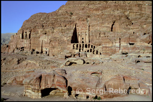 En tota Jordània, i potser en tot Orient Pròxim no hi ha conjunt monumental tan impressionant com Petra. Va ser inscrita en l'any 1985 en el catàleg del Patrimoni de la Humanitat de la Unesco. Petra va ser la capital dels nabateos, un poble àrab nòmada del segle II aC És una sorprenent ciutat excavada a la paret d'un penya-segat. Oblidada durant mil anys, no va ser redescoberta fins a 1812. Fins l'any 1985 va ser el refugi famílies beduïnes que han estat reallotjades en el llogaret d'Um Seyhun, al costat de les ruïnes. Malgrat que Petra rep fins a tres mil visitants diaris, la dispersió de les ruïnes fa que el visitant no se senti aclaparat pels grups de turistes.