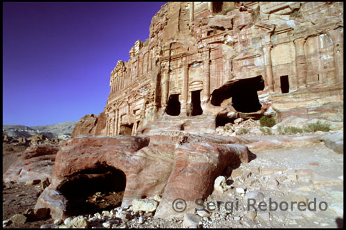 Petra va ser una ciutat oasi espectacularment situada entre els precipicis de les muntanyes del desert Sud de Jordània , i gairebé a meitat de camí entre el Mar Mort i el Golf de Acaba . Els seus habitants , els nabateus, es van instal · lar a Petra fa més de 2000 anys . La seva prosperitat es va deure al comerç de les caravanes ja que diferents rutes convergien en aquest oasi , el comerç de l'Índia i Aràbia arribava al Mar Roig a través de Petra abans d'arribar al Mediterrani i les rutes procedents de Mesopotàmia i l'Orient van travessar Petra de camí cap a Egipte . Malgrat el creixent poder de Roma a l'Oest , els nabateos van ser capaços de romandre independents fins el 106 dC , en què l'Emperador Trajà va convertir Petra en una província romana . El lloc era tan remot i inaccessible , que va ser desconegut des de l'època de les Croades fins al segle XIX en què un suís J. Burckhardt , disfressat de xeic àrab i acompanyat per un guia beduí va visitar la ciutat . Prenent en secret notes i esbossos , va escriure: "Sembla bastant probable que les ruïnes que hi ha a Wadi Musa siguin les dela antiga Petra" . Malgrat el redescobriment per Burckhart , no va ser fins 1924 quan les primeres excavacions arqueològiques es van realitzar a Petra , sota la supervisió de l'Escola Arqueològica britànica a Jerusalem . Grups d'arqueòlegs jordans i estrangers han tret a la superfície diverses zones de la ciutat , revelant-nos molt dades sobre la vida dels seus antics habitants . Una gran part de l'atracció de Petra li ve per la seva espectacular posició dins d'una estreta gola . Des de l'entrada principal pot caminar per la gola del Siq , i obrir-se camí entre les parets escarpades , veient al seu pas betilos amb antigues inscripcions i habitatges excavats a la roca . El Tresor , el monument més famós de Petra apareix d'improvís al final del Siq . Usat en l'escena final de la pel · lícula "Indiana Jones i l'Última croada" , aquesta enorme façana no és més que un dels primers secrets de Petra . Diversos senders i pujades revelen centenars d'edificis , façanes , tombes , banys ... Al cim d'una muntanya i albirant la ciutat , es troba la Tomba d'Aaron , el germà de Moisès .