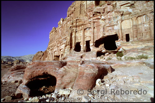 If anything highlights the Hashemite Kingdom of Jordan is the unique beauty that characterizes him and the multitude of plans available. We consider some of the best: adventure in the desert of Wadi Rum, the welfare in the Dead Sea, or the history and culture of some unique places like Petra and Jerash.