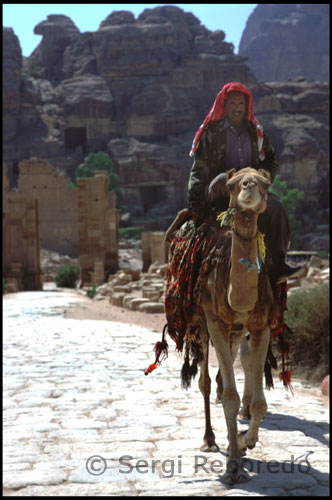 The ruins of the ancient Nabatean city of Petra in the Jordanian desert, competing in the spectacular beauty of Palmyra in Syria, Baalbek, Lebanon, or Jerash, Jordan. Petra continues to arouse the enthusiasm of all those who visit. The grandeur of its architecture carved into sandstone - with its pink color streaks even more superb impressive beauty-traveler so that it does not ask for the buildings that formed at the time the city of the living, forever destroyed by earthquakes. In effect, the facades scattered around its perimeter mostly correspond to the tombs of the very rich merchants, nobles and monarchs who competed to show their countrymen tremendous fortune. But Petra was not just a city for the dead, the palaces, houses, businesses, temples, warehouses, workshops and public spaces gave shelter to the daily activities of a thriving, bustling and-as noted by the geographer Greek Strabo open to foreign setting, though its location provides the image of a city closed and hidden, accessible only to a privileged few living or took refuge in it. Facing the cities of the time, the walls of Petra was its geographical position in the middle of a maze of canyons carved into the rock. That was so powerful natural defense that kept for centuries hidden from curious strangers. The reinforced bastions like the tower Conway, which takes its name from Agnes Conway, the archaeologist who excavated it in 1929, and some canvases isolated, apparently, the city was equipped with a true walled until mid-third century