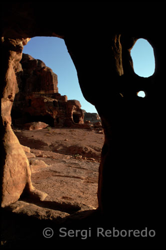 Els monuments de Petra han arribat buits fins a nosaltres. Si alguna vegada hi va haver decoració en el seu interior (i algunes restes queden per pensar que així va ser), ara el que veiem en entrar al Tresor és la pedra neta de la muntanya, una pedra amb vetes de colors naturals, un enorme llenç sobre el qual la naturalesa va pintar de forma harmoniosa. Camí per la vall en el qual, des del segle IV abans de la nostra era, els nabateus van construir la seva capital, quan arriba fins a mi el so d'una cançó. Prové de l'interior d'una de les Tombes Reals que flanquegen l'avinguda principal. Pujo fins a aquest lloc. Un policia jordà venç l'avorriment de les seves llargues hores de guàrdia entonant una bella melodia. La seva veu ressona en les buides parets de pedra component una irrepetible banda sonora de la qual, segurament, no va gaudir l'explorador suís Jean-Louis Bruckhardt quan va redescobrir el secret més ben guardat pels àrabs del Pròxim Orient.