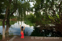 Una niña jugando cerca del puente The Huc que lleva al Templo de Ngoc Son (montaña de Jade) en el lago Hoan Kiem. Barrio Antiguo de Hanoi.