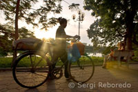 Atardecer en el lago Hoan Kiem. Barrio Antiguo de Hanoi.