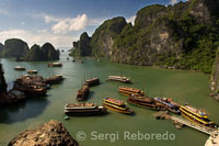 Barcos navegando por la Bahía de Halong cerca de la cueva de Hang Sung Sot.