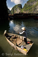 Una barca navegando por la Bahía de Halong cerca de la cueva de Hang Sung Sot.