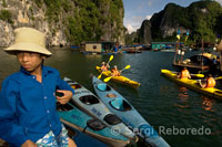 Haciendo kayak en la Bahía de Halong.