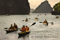 Haciendo kayak en la Bahía de Halong.