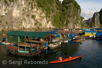 Haciendo kayak en la Bahía de Halong.