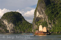 Barco navegando por la Bahía de Halong. 