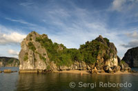 Playa desierta en la Bahía de Halong.