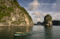 Barco navegando por la Bahía de Halong.