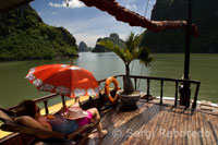 Turistas en los barcos que navegan por la Bahía de Halong.