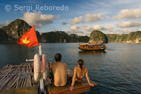 Turistas en los barcos que navegan por la Bahía de Halong. 