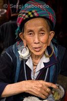 Retrato de una mujer de la étnia Black Hmong. Sapa.
