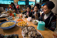 Pequeños puestos de cominda en el Mercado cubierto de Sapa. Sapa.