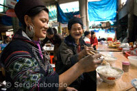 Pequeños puestos de cominda en el Mercado cubierto de Sapa. Sapa.