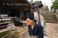 Una mujer cargada de carbón por las calles de Sapa.