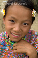 Retrato de una mujer de la étnia Hmong Flower. Bac Ha.