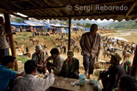 Mercado de Bac Ha. Los caballos y otros animales también se venden en este mercado.; Pequeños puestos de cominda en el Mercado de Bac Ha.