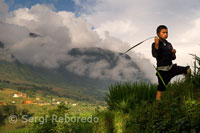 Un niño jugando junto a los arrozales cercanos a la aldea de Lao Chai. Trekking de Sapa a Lao Chai.