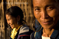 Unas mujeres hmong junto a una casa en el camino de Sapa a las aldeas cercanas de Lao Chai y Ta Van.
