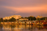 Vista de la ciudad de Hué al atardecer desde el Song Huong (Río del Perfume). Hué. 