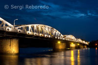 Puente de Trang Tien iluminado al anochecer sobre el Song Huong (Río del Perfume). Hué. 
