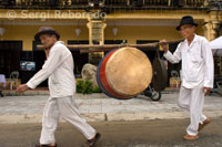 Unos musicos en el casco antiguo de la ciudad de Hoi An.