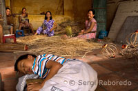 Descansando en una fábrica de lámparas situada en el casco antiguo de la ciudad de Hoi An.