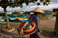 Embarcaciones para turistas en el Río Thu Bon. Hoi An.
