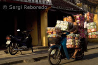 Cargada hasta los topes por el casco antiguo de la ciudad de Hoi An.