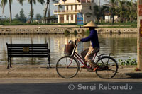 Una bicicleta pasando junto al Río Thu Bon. Hoi An.