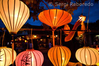 Venta de lámparas en el casco antiguo de la ciudad de Hoi An.