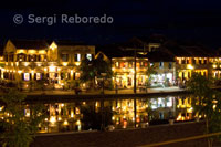 Restaurantes al anochecer en el casco antiguo de la ciudad de Hoi An.