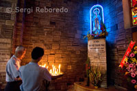 Encendiendo velas en el interior de la catedral cátolica de Notre Dame en Ciudad Ho Chi Minh.