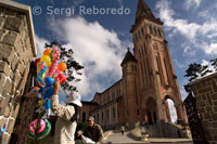 Venta de globos en la puerta de la Catedral de Dalat