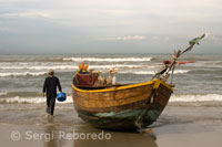 Pescadores en una playa al Sureste de Mui Ne.