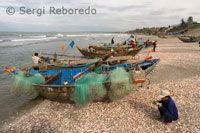 Pescadores en una playa al Sureste de Mui Ne.