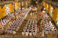 Interior del Gran Templo de Cao Dai (Thanh That Cao Dai) durante la celebración de una plegaria. 