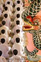 Interior del Gran Templo de Cao Dai (Thanh That Cao Dai) durante la celebración de una plegaria. 